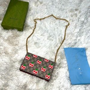 Gucci GG Supreme Monogram Apple Chain Wallet Beige Multicolor Lobster Red